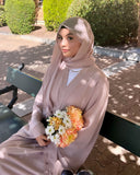 Aisha Abaya con hijab